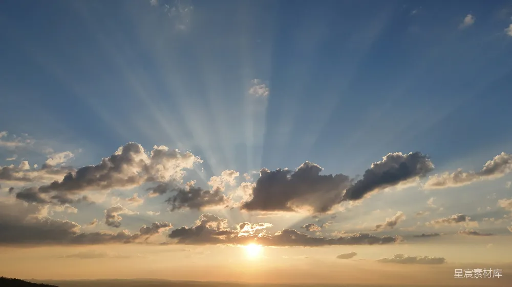 高清摄影 夕阳时分，阳光穿透云层的光芒