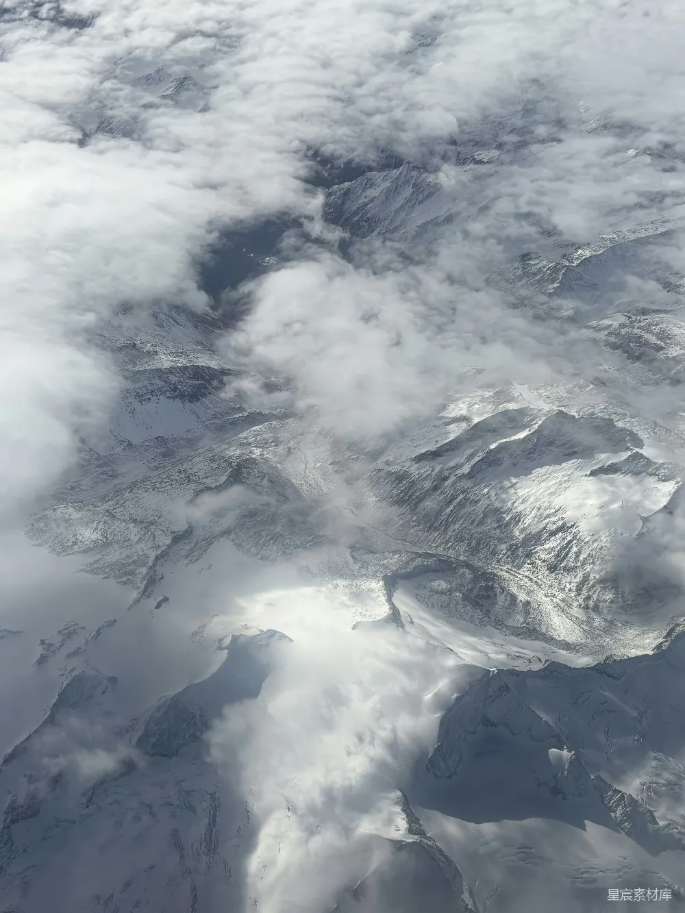 高清摄影 从云端中看到的雪山覆雪美景。