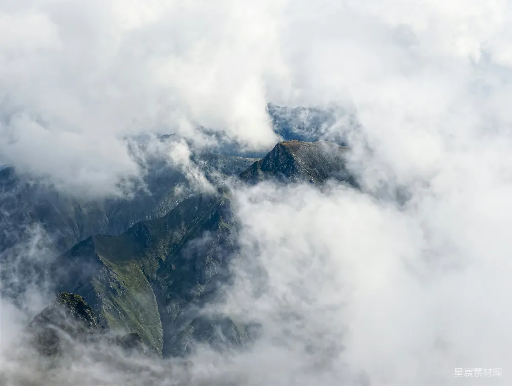 高清摄影 一片山峦上云雾缭绕的景象