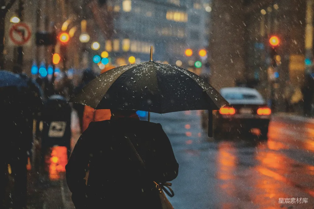 高清摄影 行人走在街上撑伞在下雨时，旁边有车辆靠近。