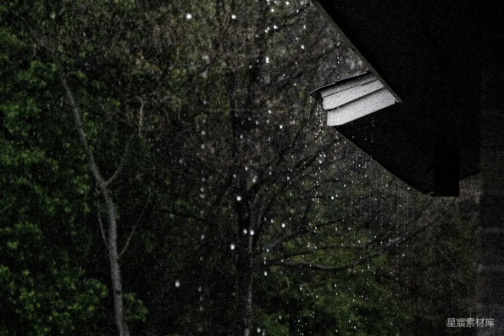 高清摄影 屋顶上滴下的雨水