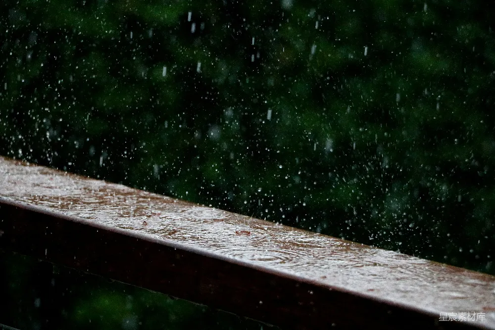 高清摄影 一旁的木凳上雨水正滴滴答答地落下来。