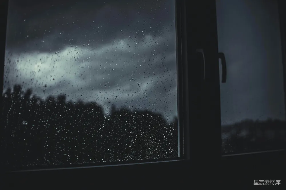 高清摄影 窗户上有雨滴。