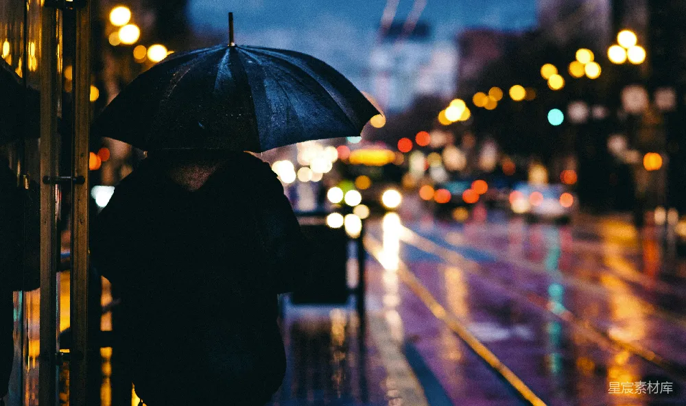 高清摄影 夜间行人手持黑色雨伞在街道上靠近路旁的汽车
