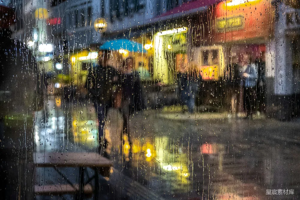 高清摄影 雨天街上人们行走