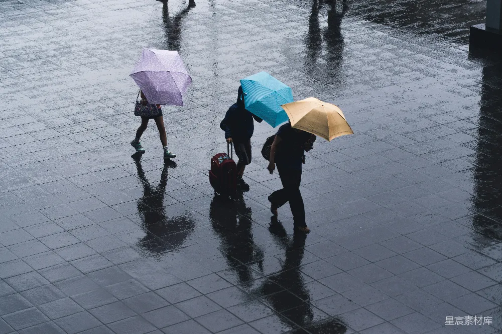 高清摄影 雨中三人的选择性色彩摄影