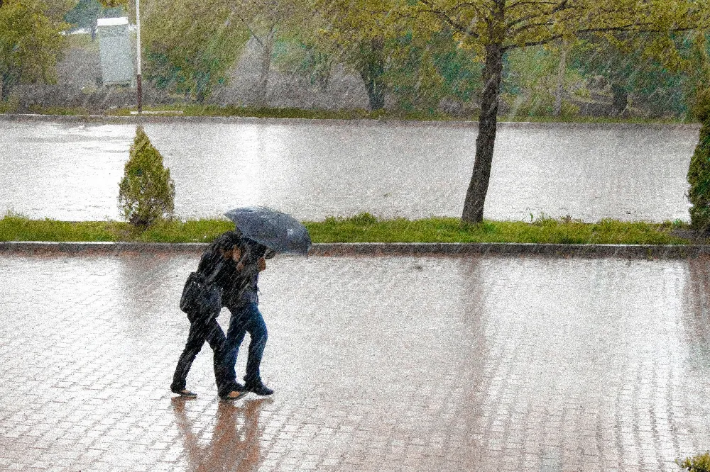 高清摄影 雨中行走的跑车在街道上穿梭。