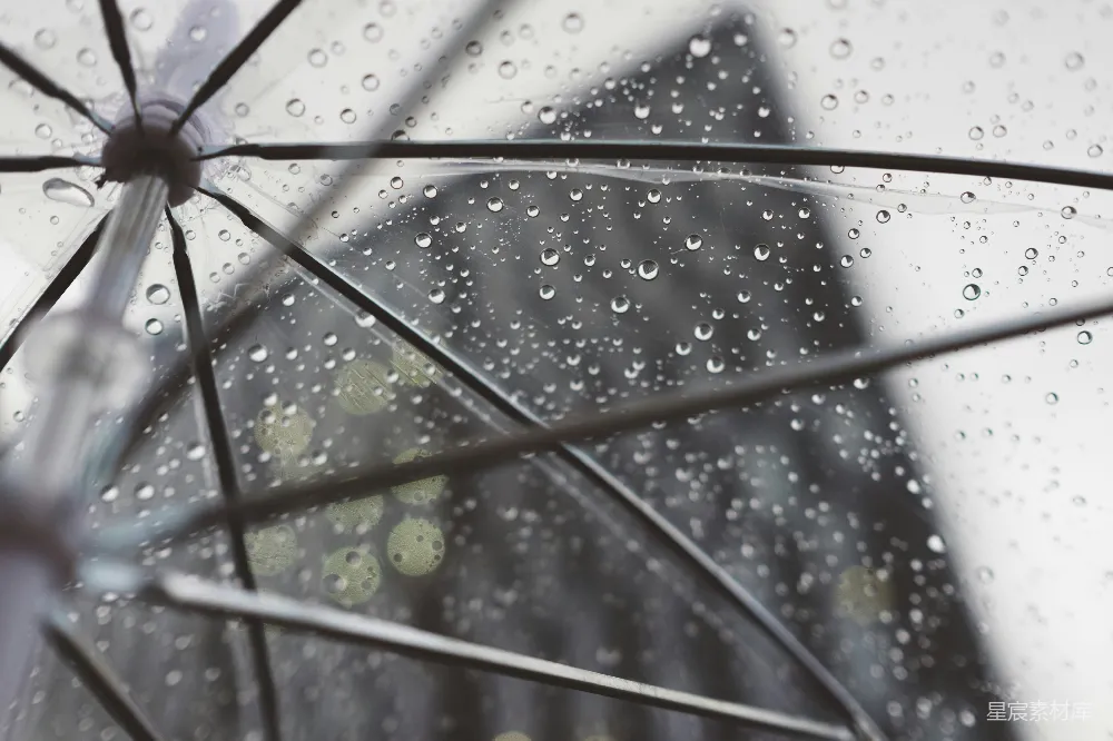 高清摄影 带水珠的雨伞清理干净