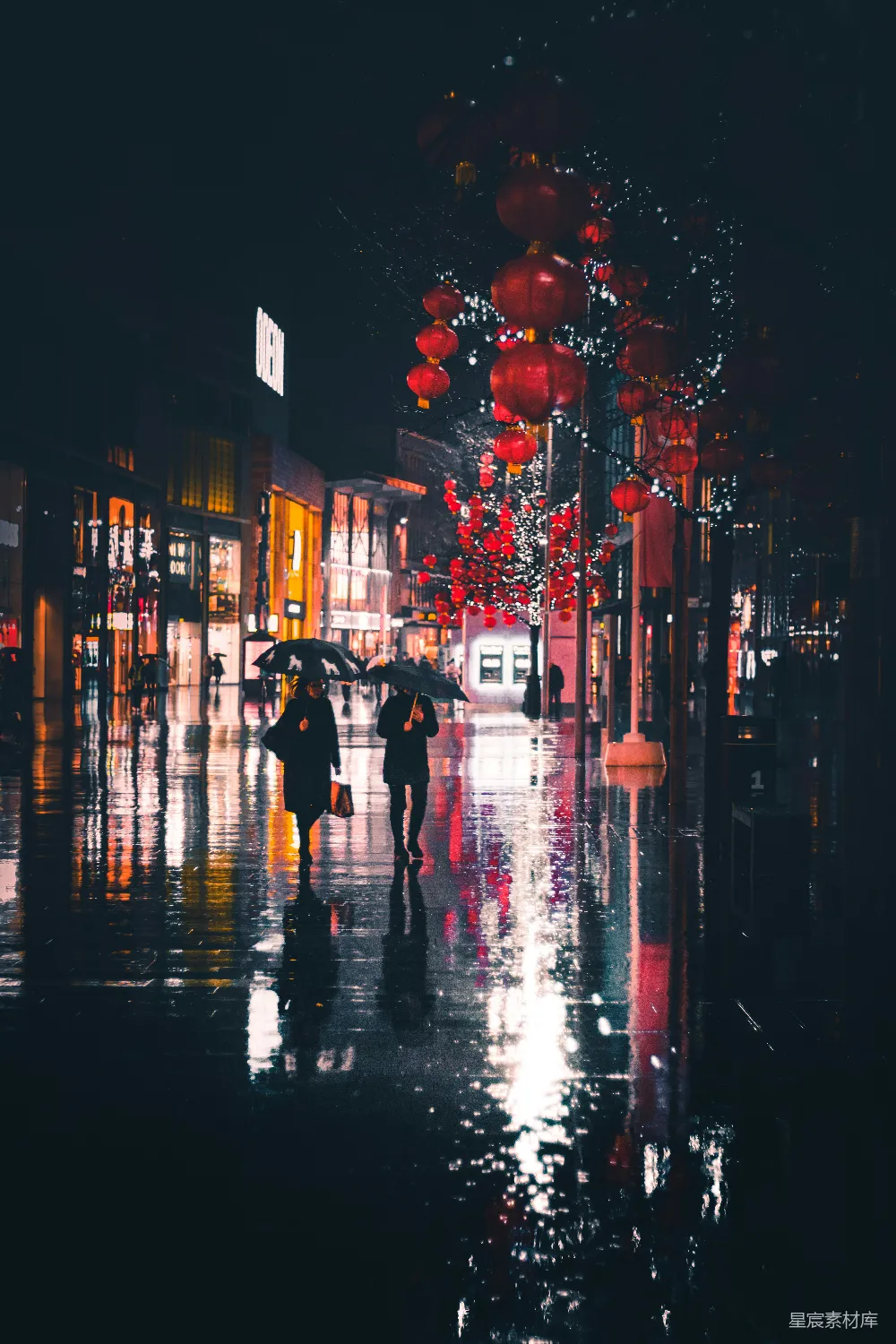 高清摄影 夜晚人们手持雨伞步行