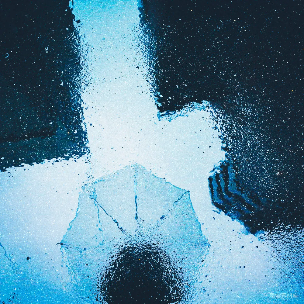 高清摄影 在雨中撑伞的人