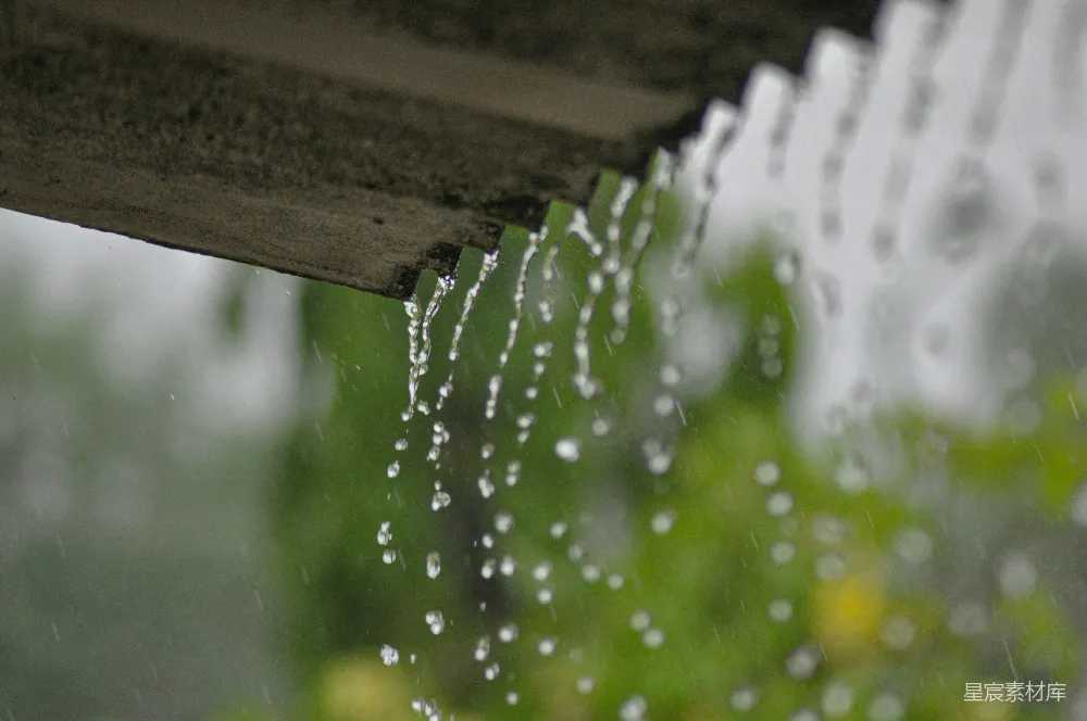 高清摄影 有水流过的雨水槽