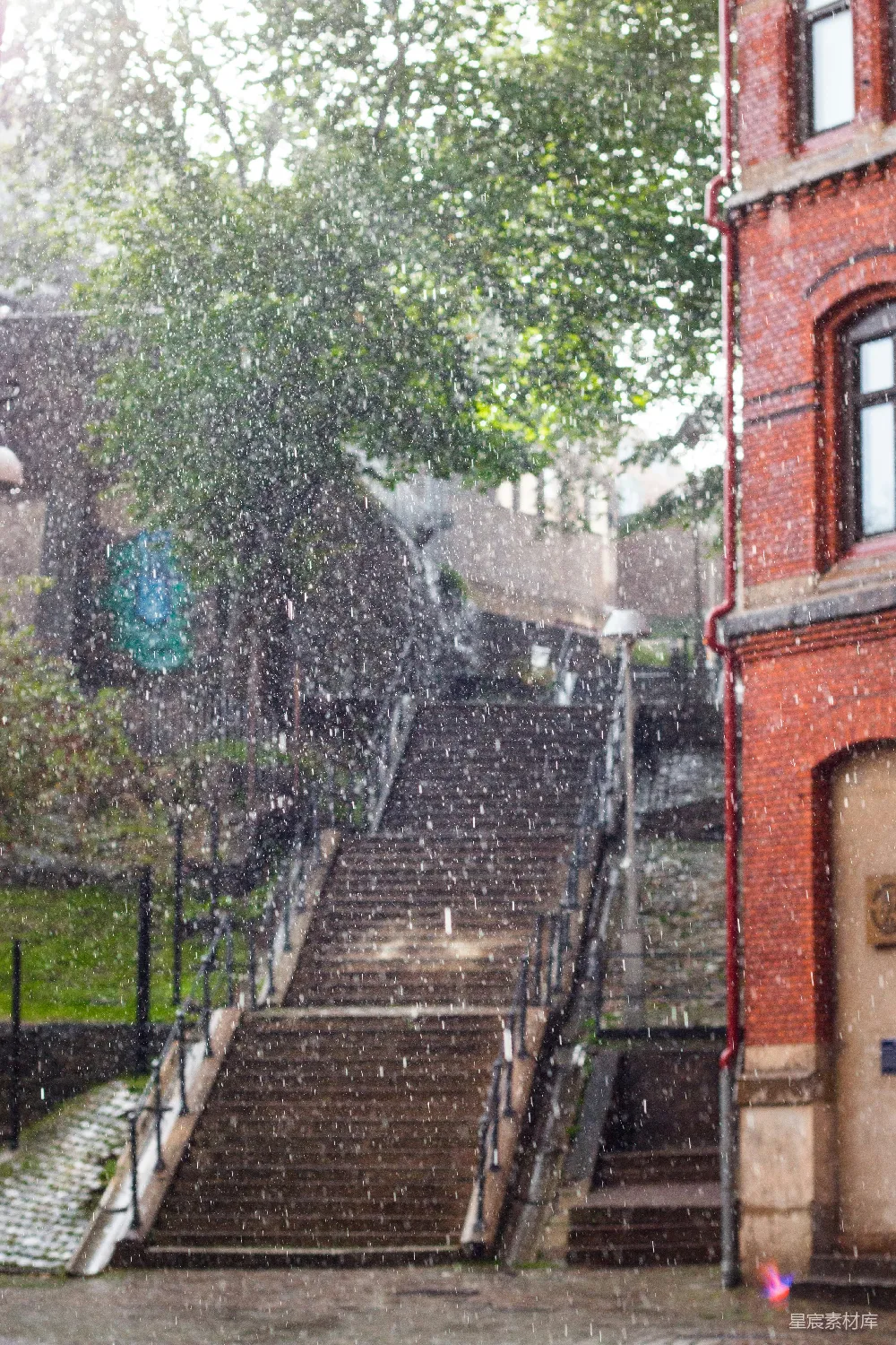 高清摄影 屋顶和台阶上的雨水