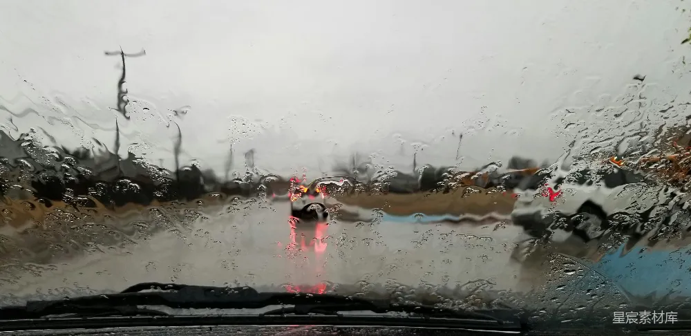高清摄影 车辆在下雨天在路上行驶