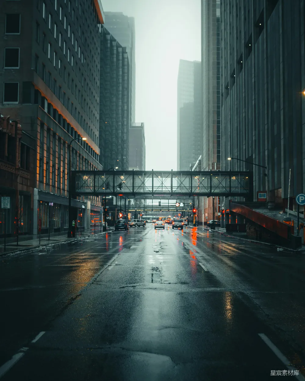 高清摄影 路面上的车辆靠近建筑物