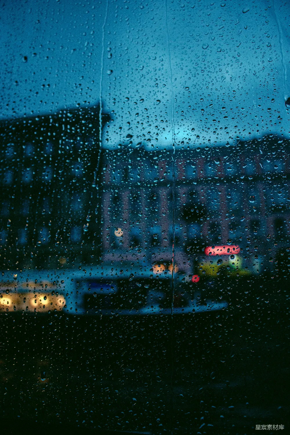 高清摄影 透过蒙上雨水的窗户看去的一栋建筑