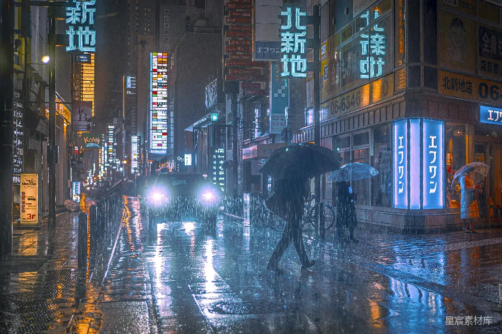 高清摄影 撑伞的人正在街上雨中行走。