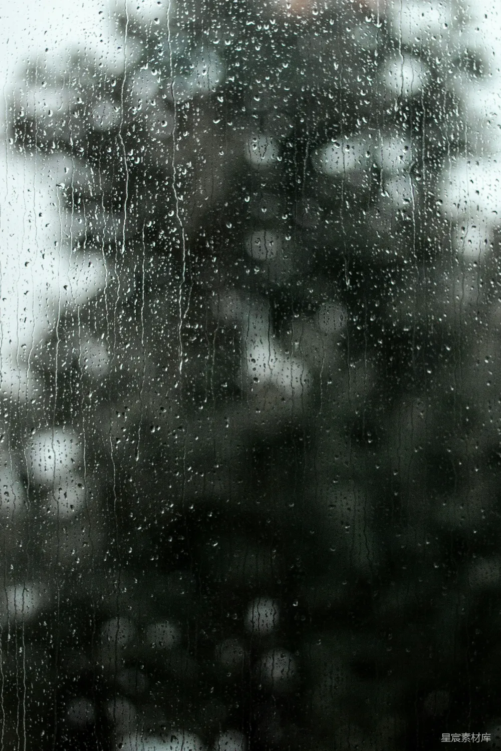 高清摄影 透过雨帘看的一栋建筑的景象