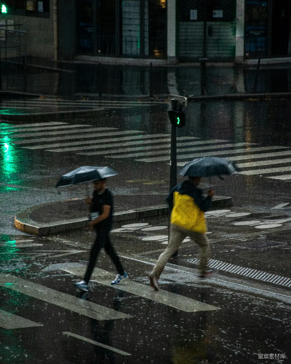 高清摄影  雨中行人撑伞漫步