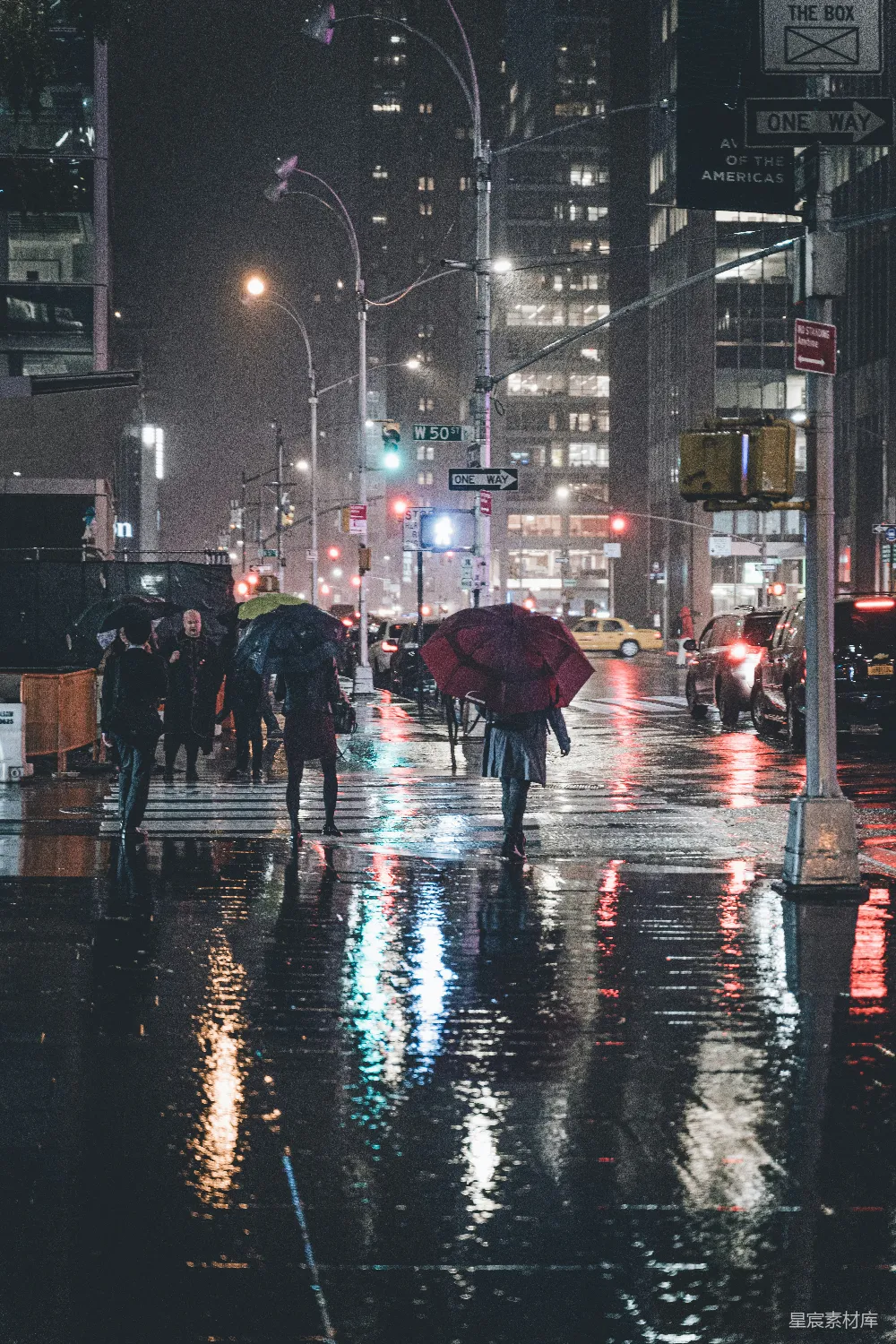 高清摄影 夜晚行人走在街上