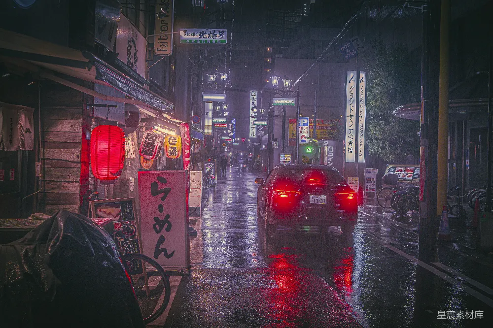 高清摄影 一辆车在雨中行驶在街道上