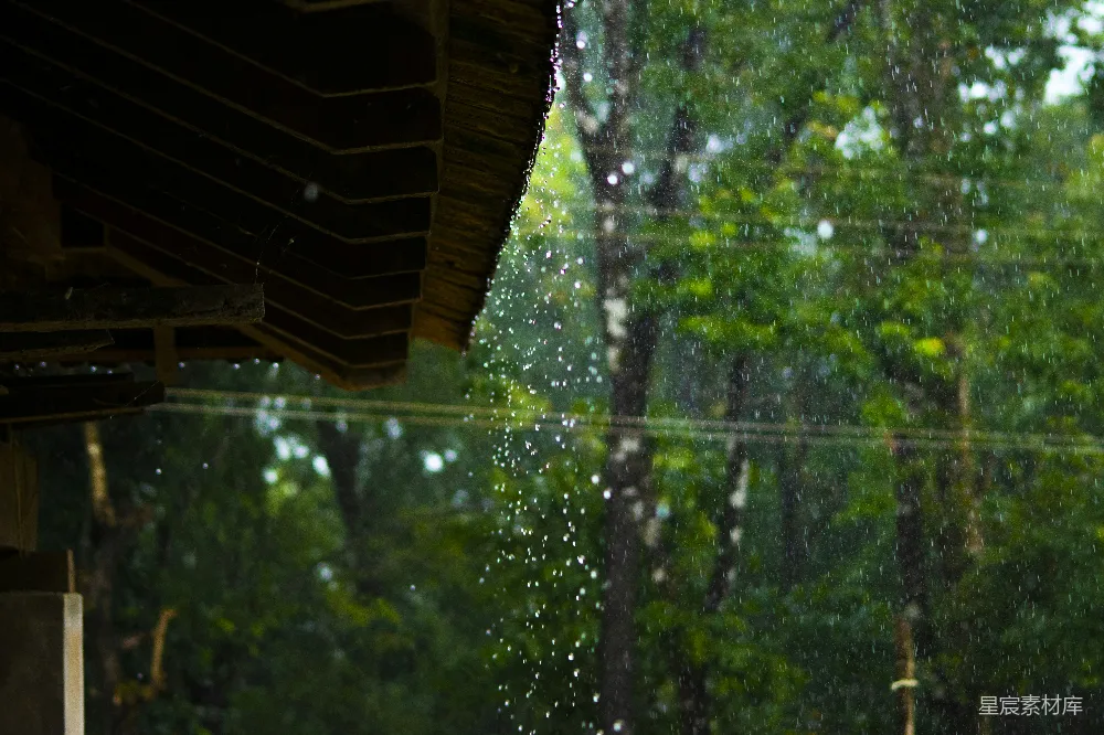 高清摄影 屋顶上的雨不停地往下落。