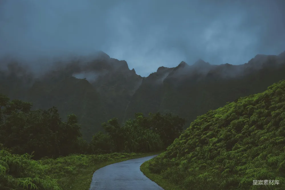 高清摄影 灰色混凝土路穿过云雾缭绕的山峦