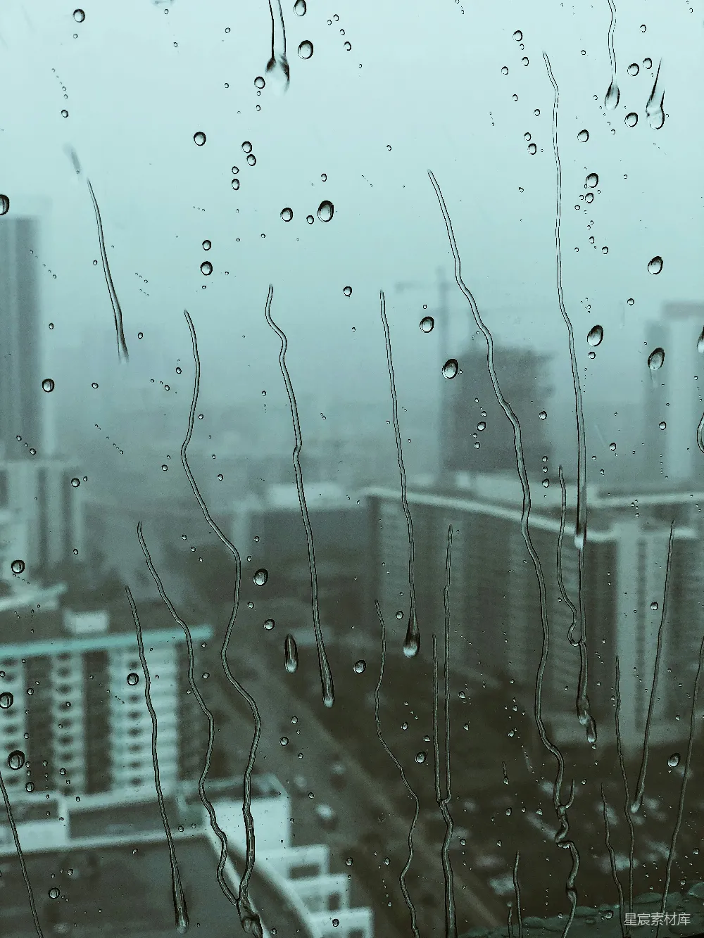 高清摄影 玻璃窗上附着水滴的城市景色