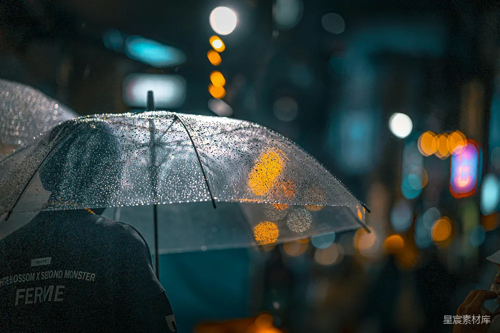 高清摄影 城市街道上撑着雨伞的人