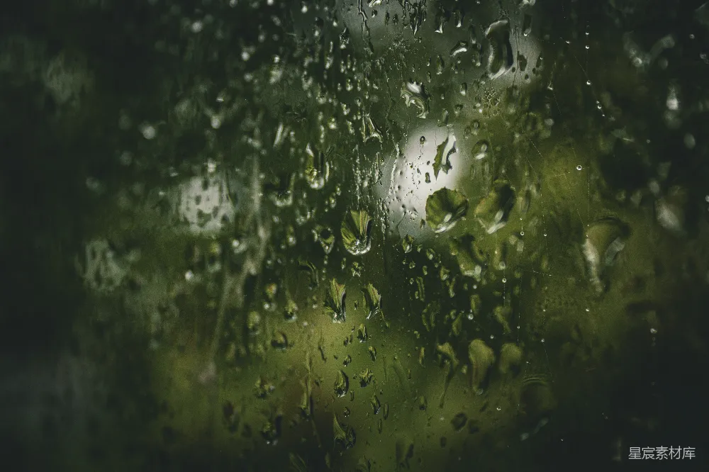 高清摄影  一幅雨淋模糊的窗户特写图景。