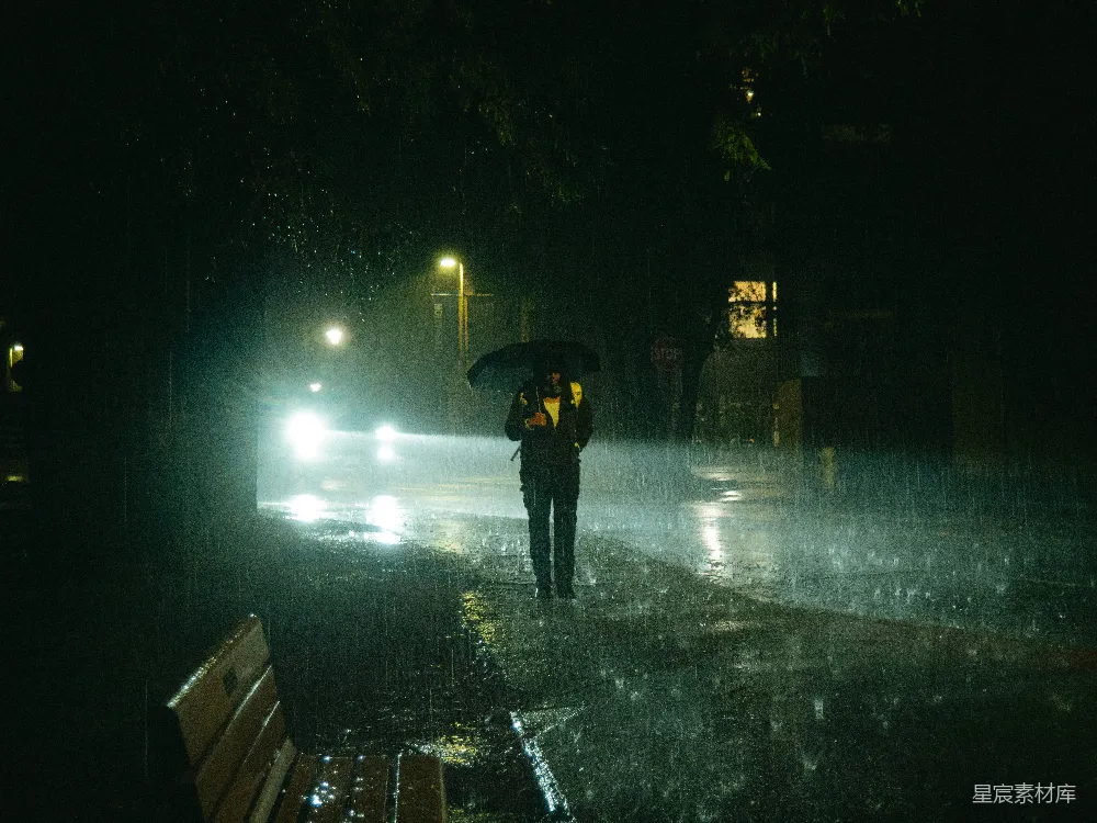高清摄影 一个人在雨中撑伞行走