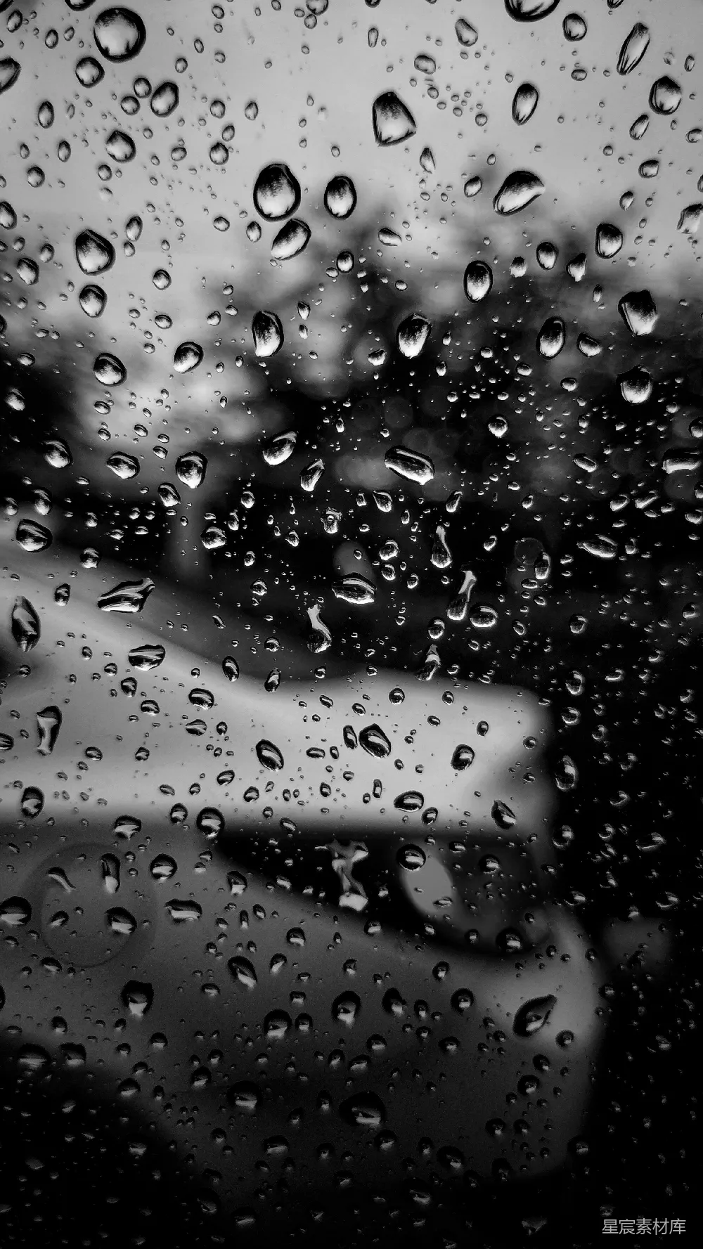 高清摄影 一幅黑白照片中的雨滴落在窗户上