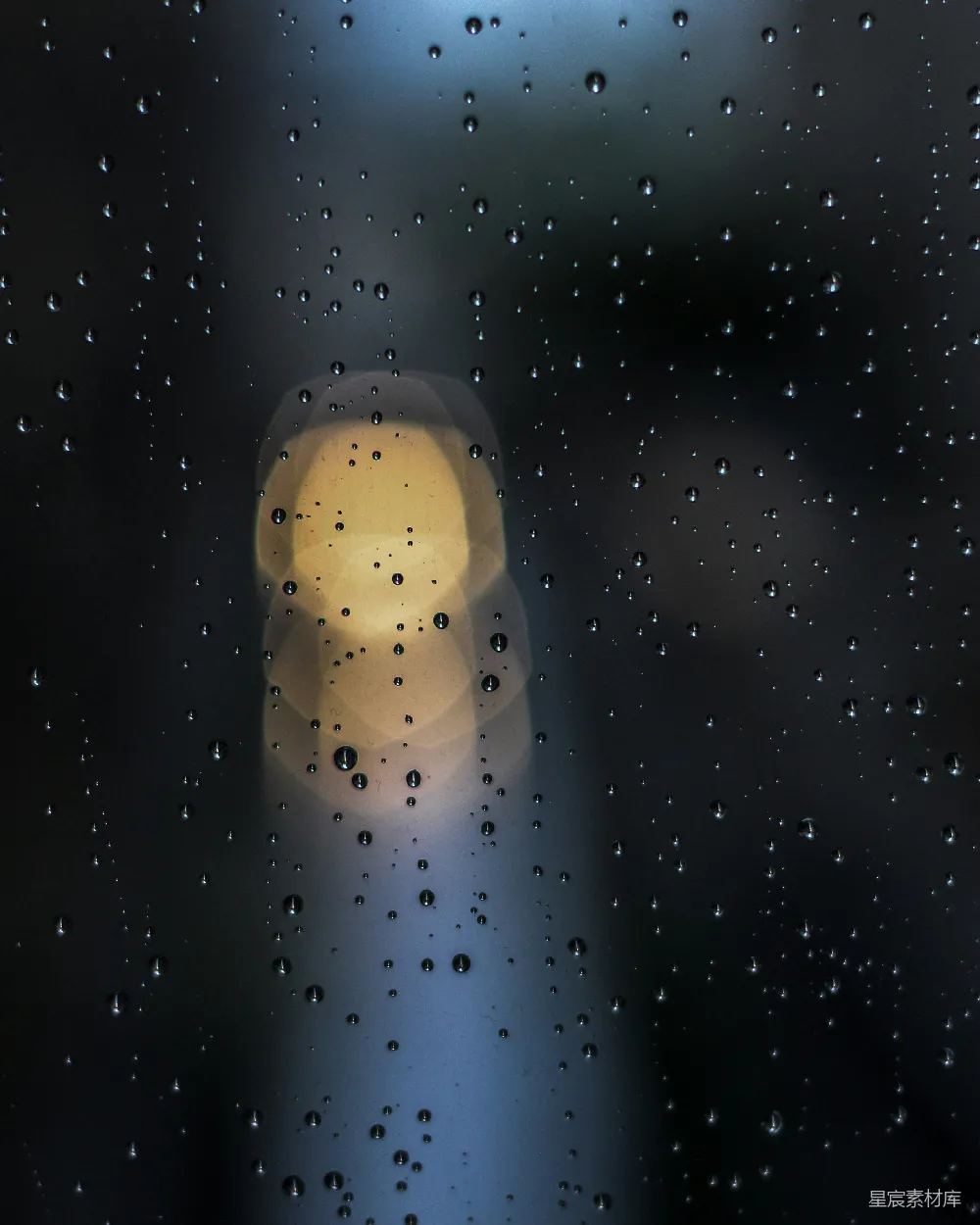 高清摄影 窗户上雨滴的模糊照片