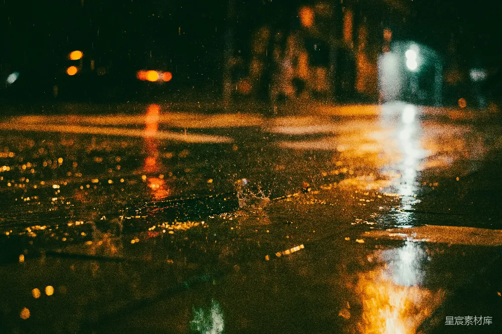 高清摄影 背景有一盏路灯的湿 sidewalk 路 sidewalk