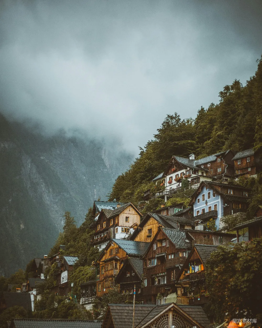 高清摄影 白天，棕色和白色混凝土房屋近绿色树木和山脉。