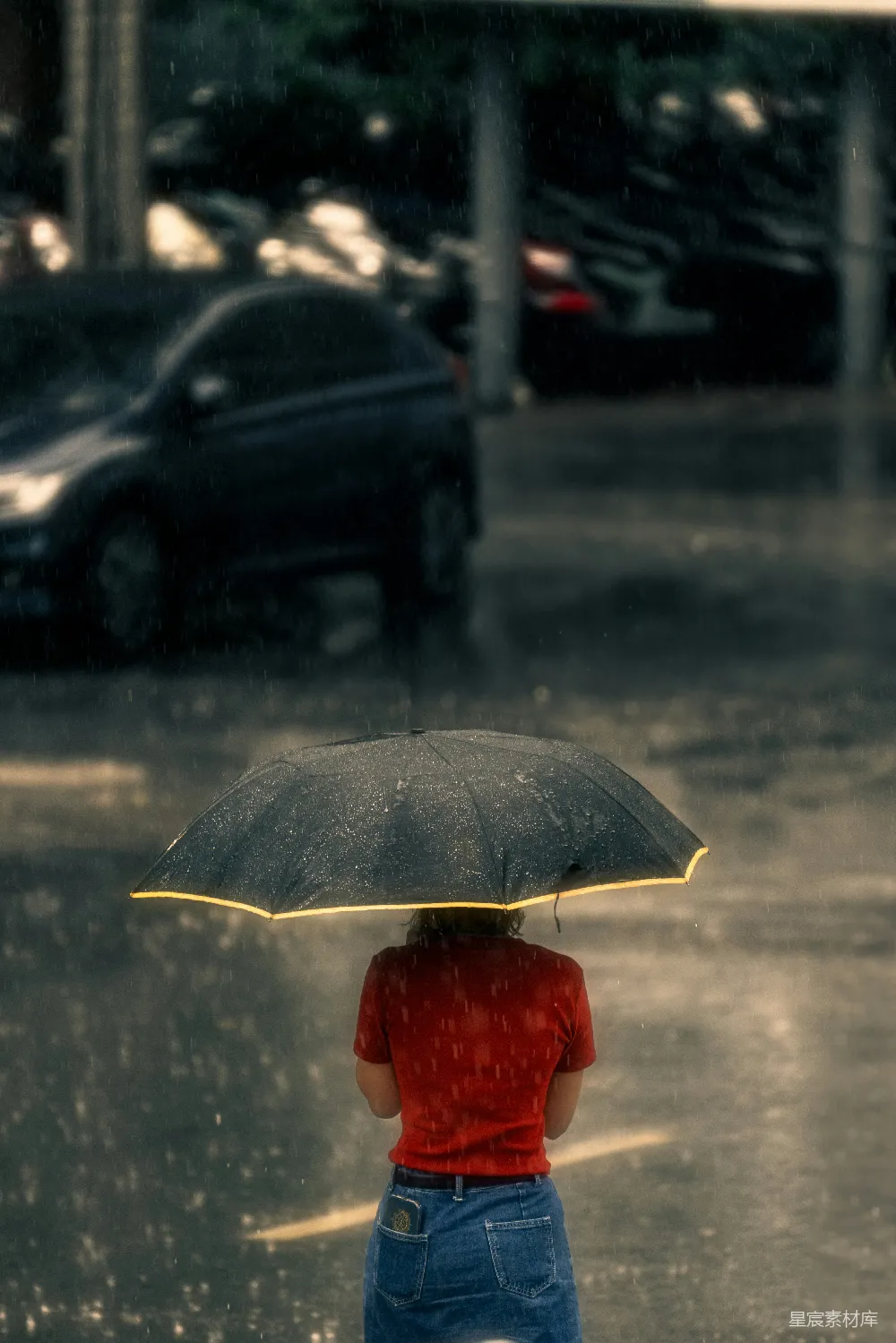 高清摄影 一个女人站在雨中撑着伞