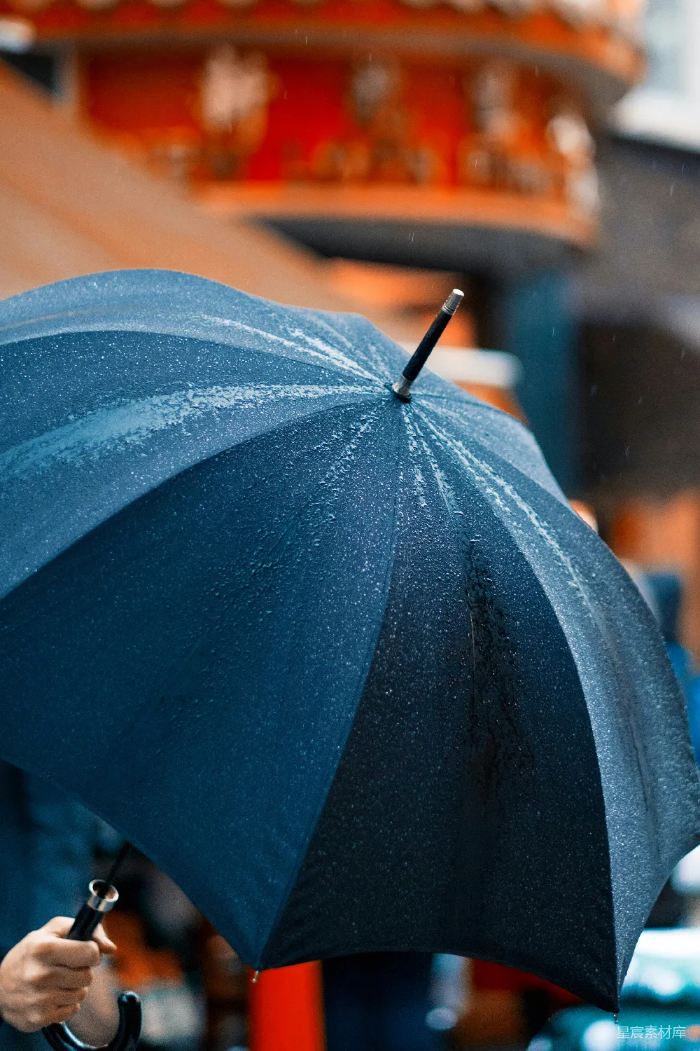 高清摄影 撑伞的人在下雨中