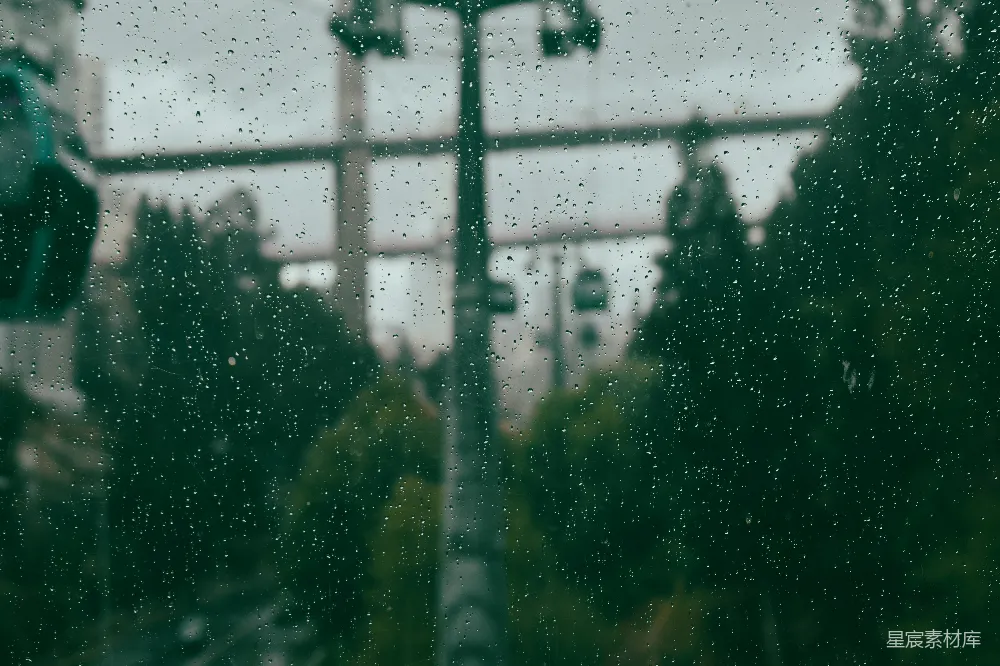 高清摄影 透过蒙上雨水的窗户看一条街牌的景象
