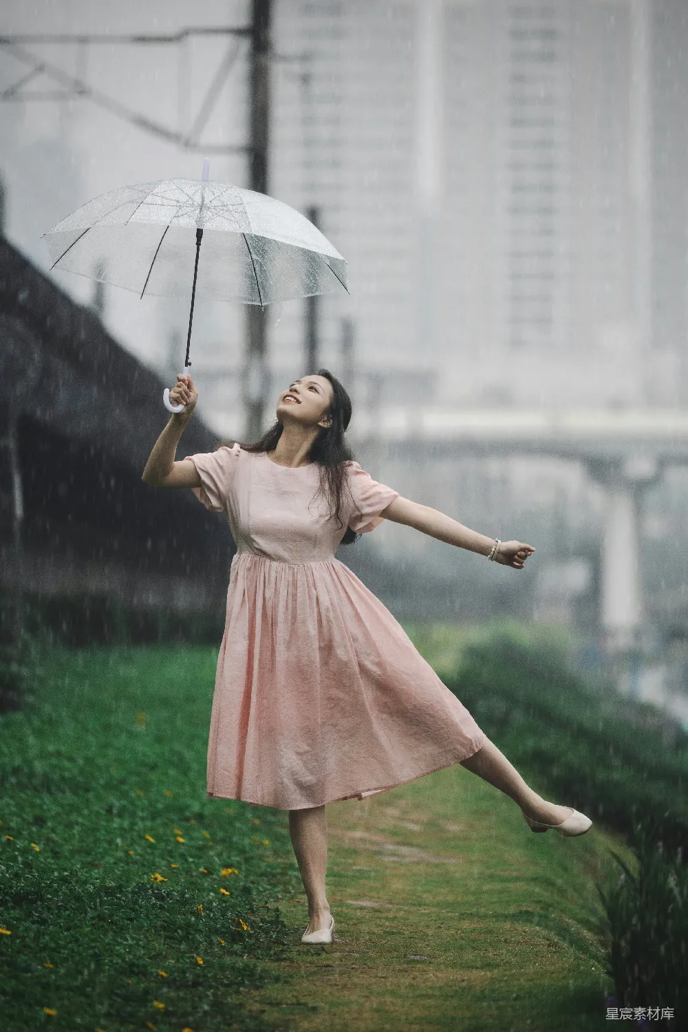 高清摄影 一个穿粉红色连衣裙的女人撑着一把伞