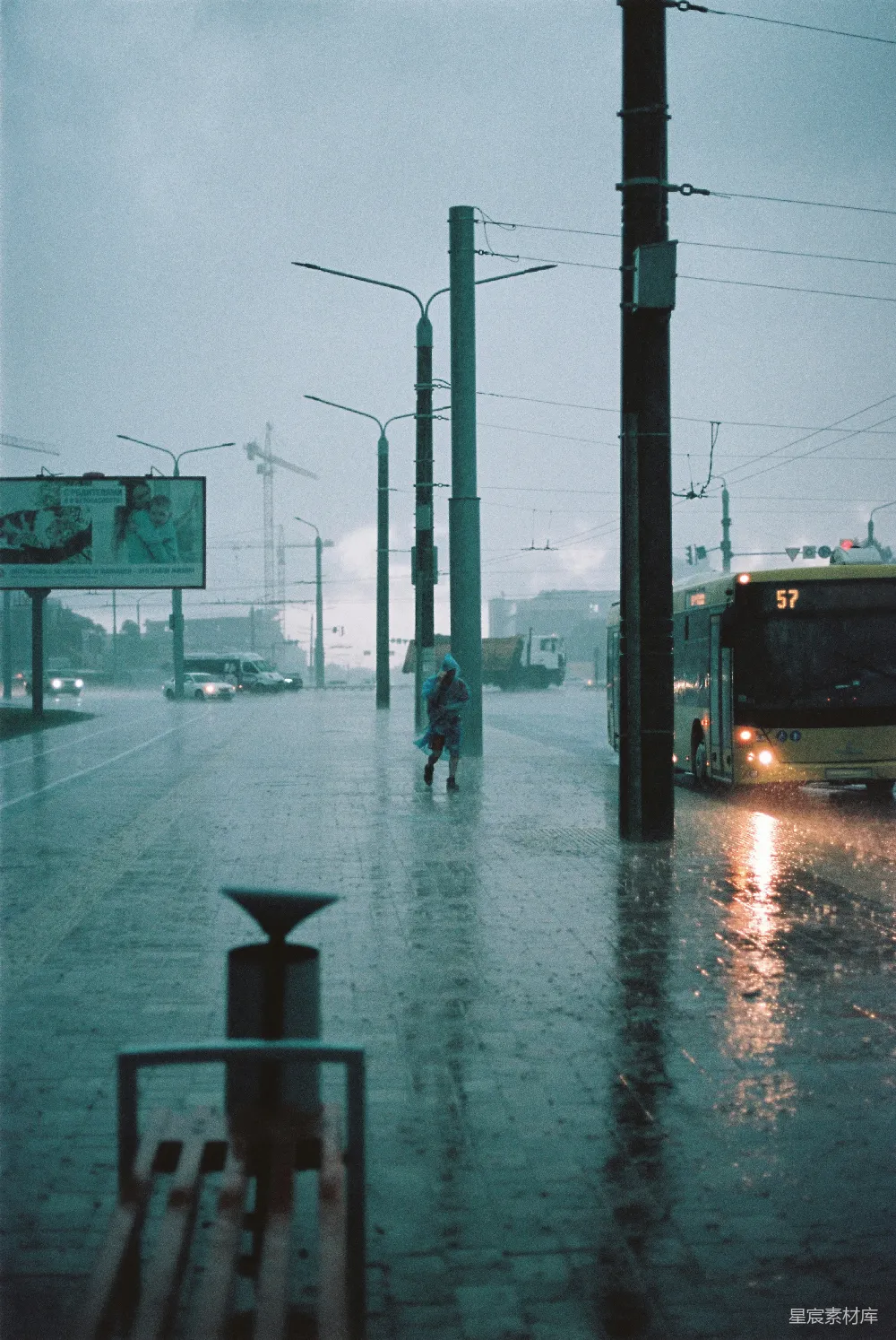 高清摄影 街上一个人在雨中行走