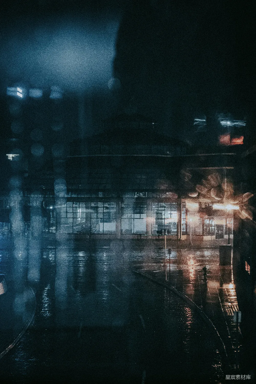 高清摄影 雨夜背景中有一座火车站。