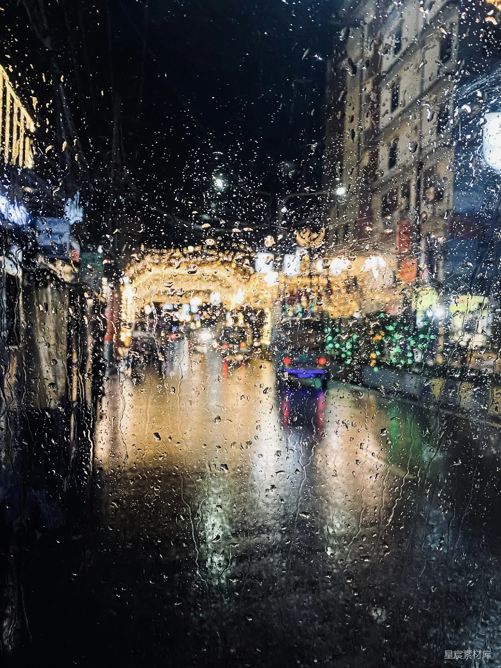 高清摄影 城中雨夜，行人走在街上