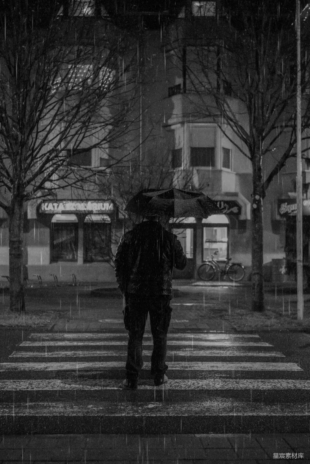 高清摄影 黑色夹克的人手持雨伞步行在人行道上的灰度照片