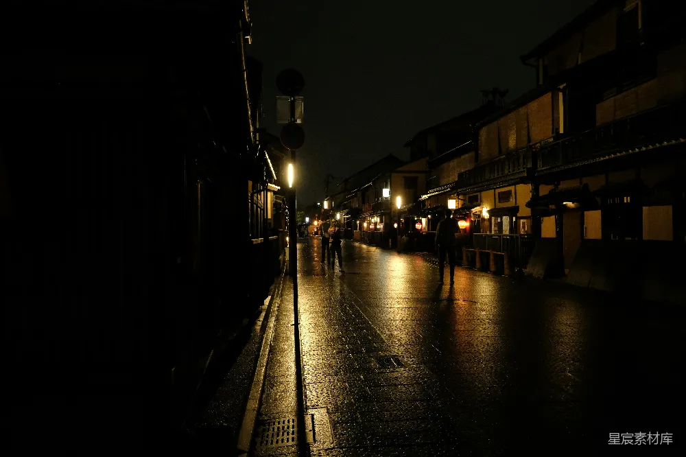 高清摄影 夜晚一个人走在街上