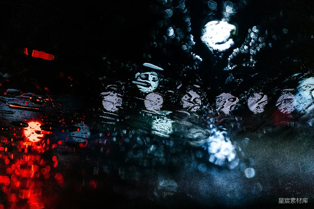 高清摄影 一幅雨淋后的挡风玻璃图片，背景中有时钟。