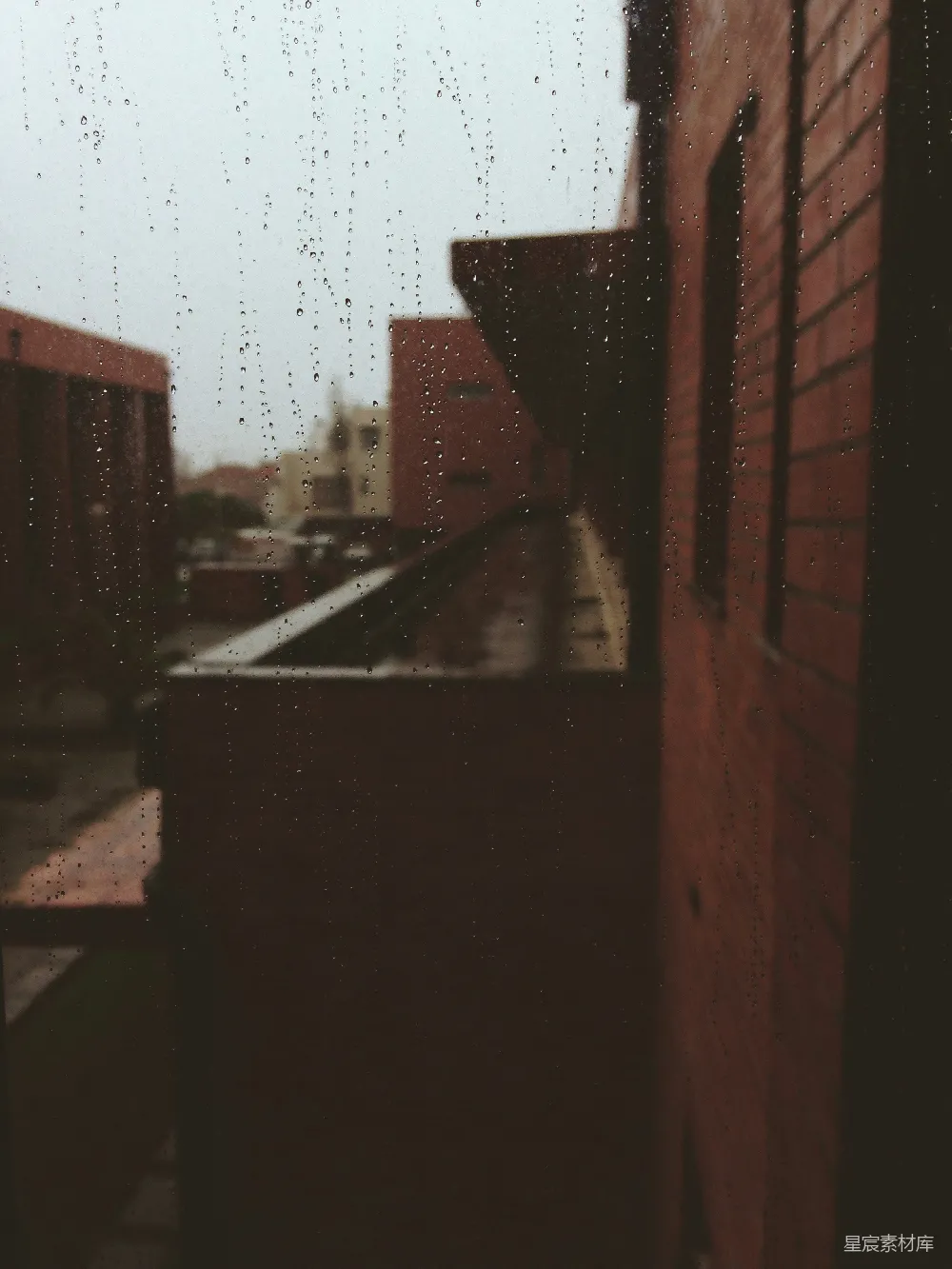 高清摄影 透过蒙上雨珠的窗户看去的一栋建筑