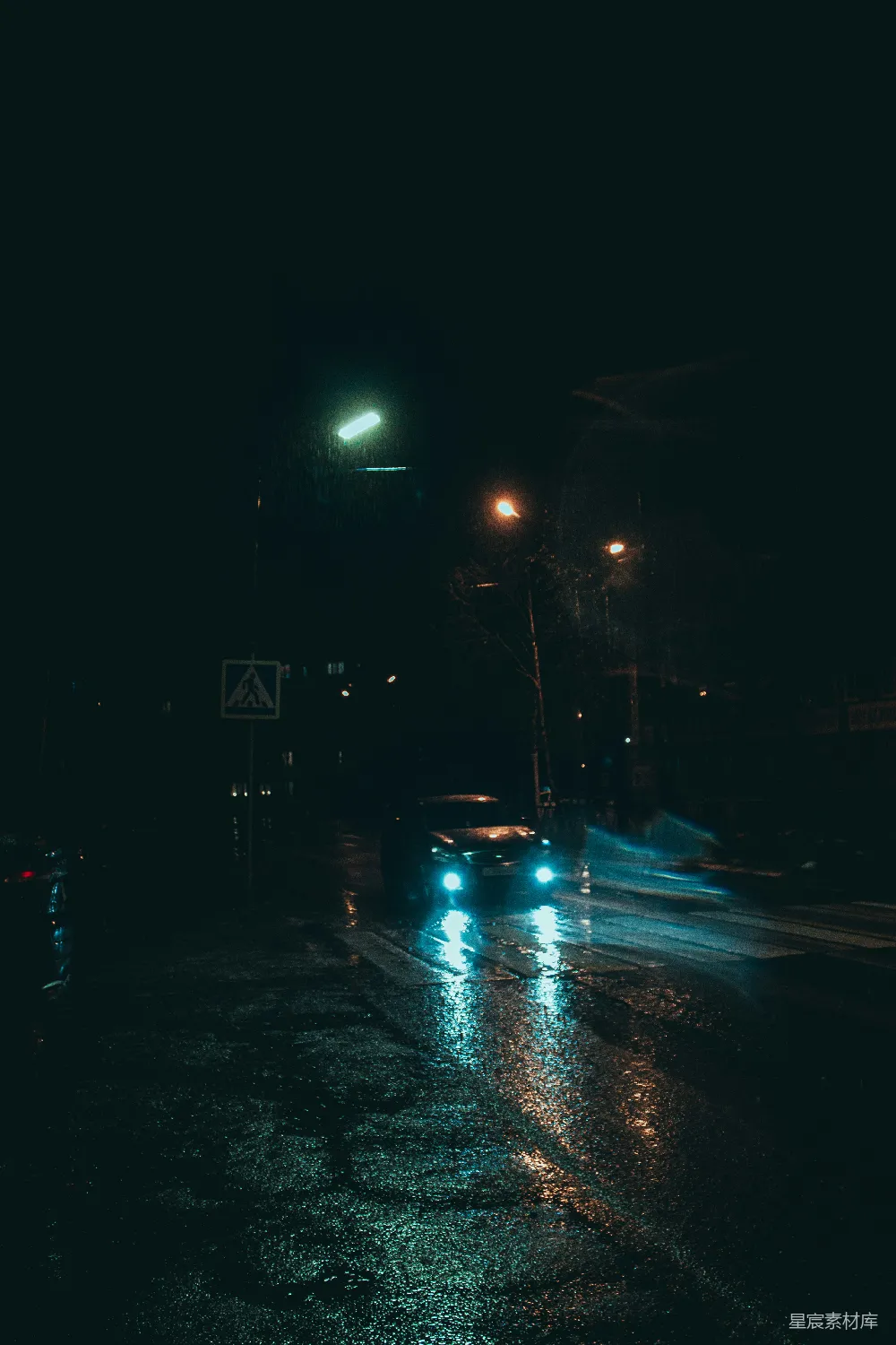 高清摄影 夜晚街道上有车经过