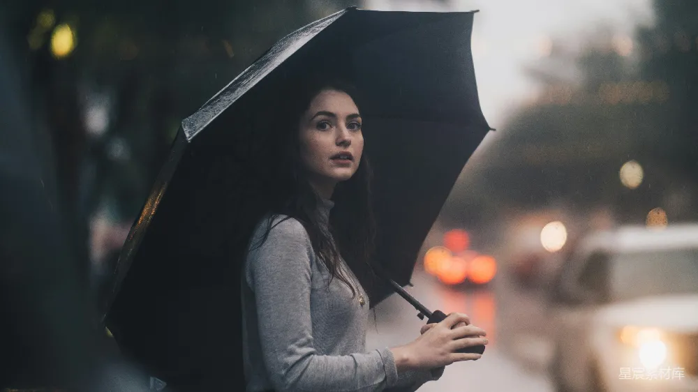 高清摄影 街上的妇女拿着雨伞