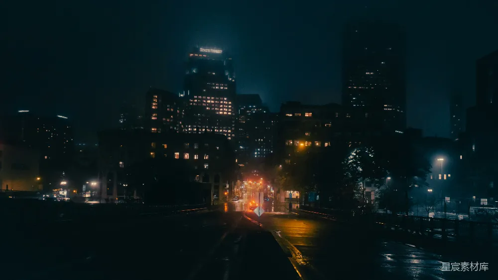 高清摄影 夜晚的城市里有一列火车在铁轨上行驶