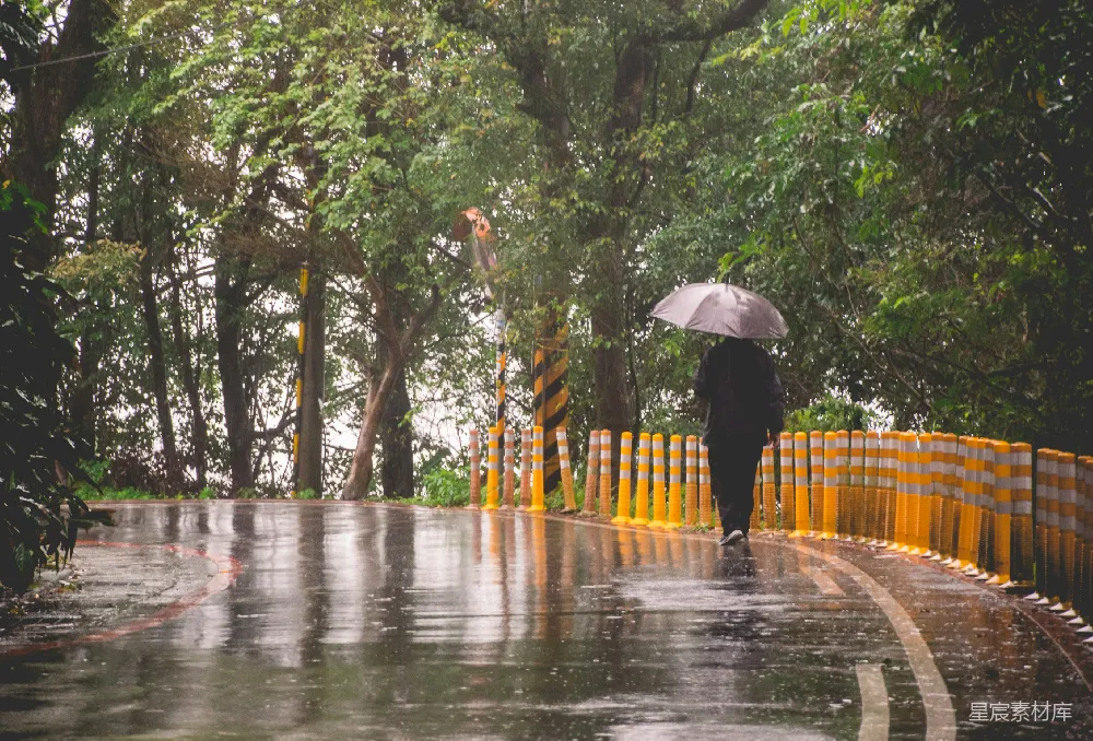 高清摄影 行人走在街上，雨中行走并拿着伞