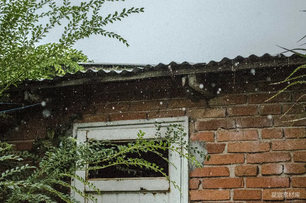高清摄影 砖瓦房上的雨淋